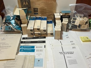 GIANT lot 100s vintage Motorola IC computer chips in box MC899 14027 MC817 14528