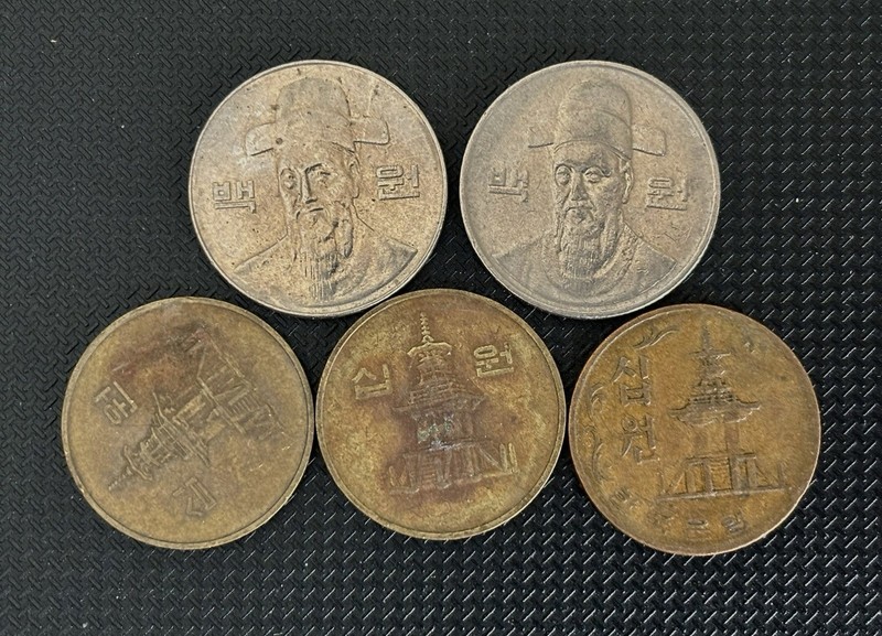 5 South Korea Old Coins 100 And 10 Wons