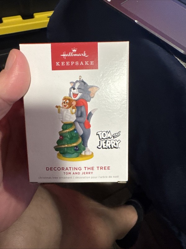 Hallmark Keepsake, TOM and JERRY - Decorating the Tree Ornament (QXI7093) 2022