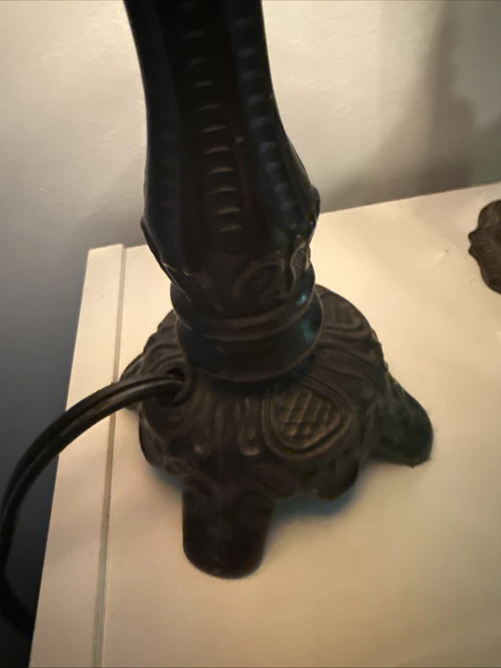 8 Inch Tiffany Style Sunflower Stained Glass Table Lamp - Image 3 of 4