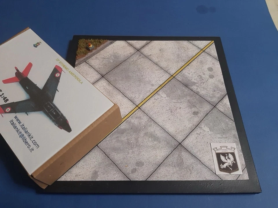 basetta per aerei wooden airfield base painted and ready to use 25x25x1 cm - Immagine 2 di 4