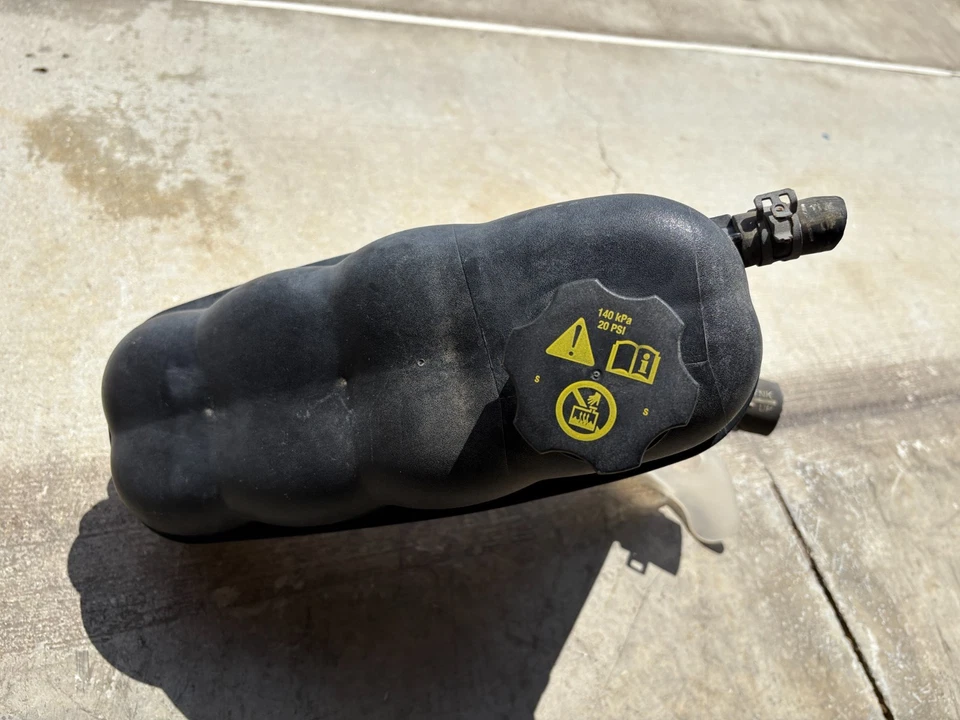 2007-2013 Chevrolet Silverado Avalanche Tahoe Suburban Radiator Surge Tank, OEM - Image 3 of 4