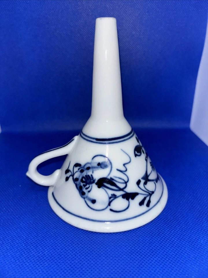 Funil de porcelana floral cebola azul vintage 4,75 pol. pintado à mão com alça - Imagem 3 de 4