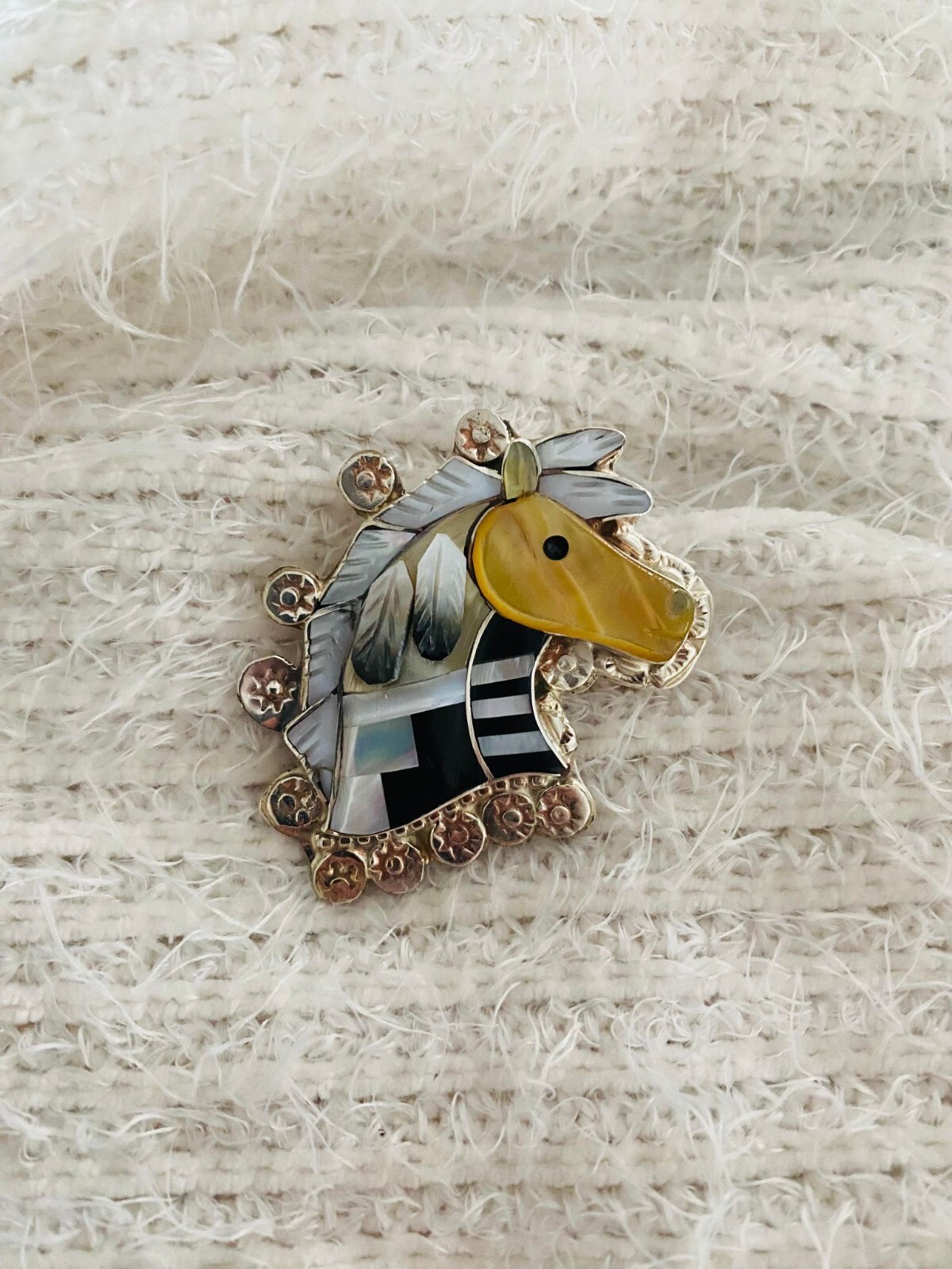 Spilla bavero cappello cowboy piume nativi americani Eldred Martinez ZUNI PONY HORSE