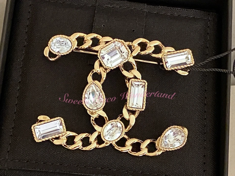 Broche grande 100% AUTÉNTICO CHANEL 24C CRISTAL ORO ENCADENADO LOGOTIPO CC NUEVO CON ETIQUETAS