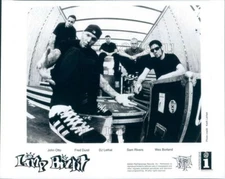 2000 Press Photo Rap Rock Band Limp Bizkit Loading Road Cases Fred Durst