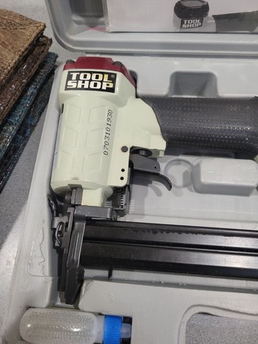NO STAPLES Tool Shop Air Pneumatic Stapler Gun Model 63825 with Carrying Case - Picture 4 of 4
