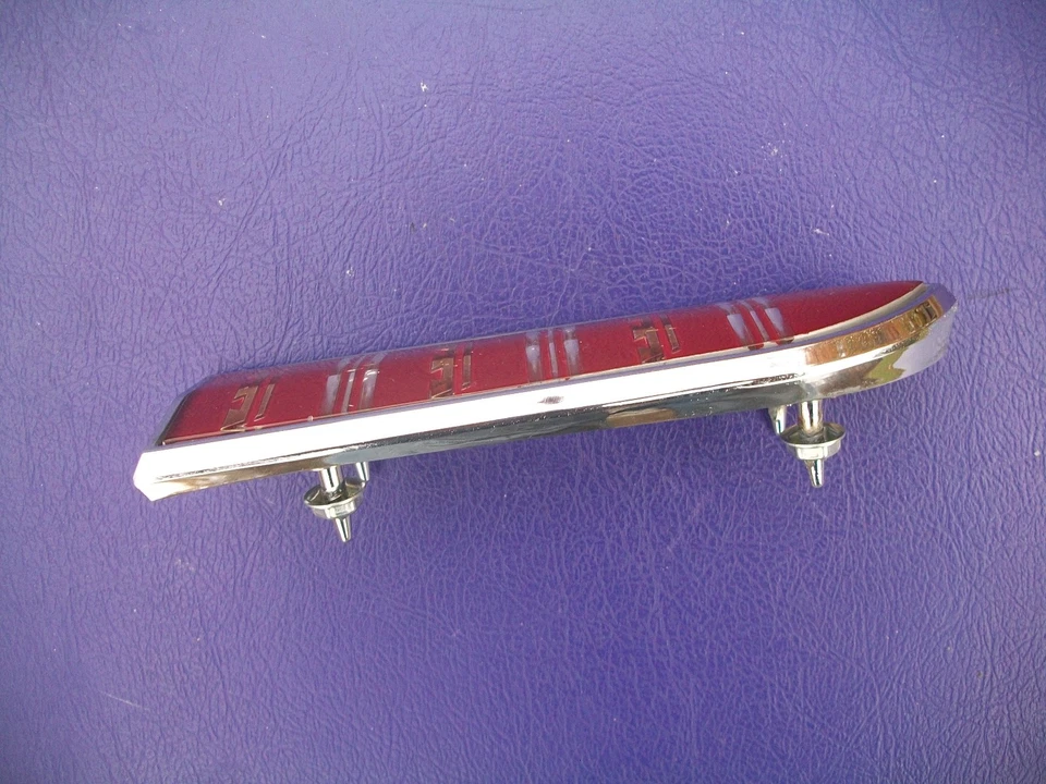 Chrysler New Yorker 1964 emblema de parrilla de salón 2417758 Foto 4 de 4