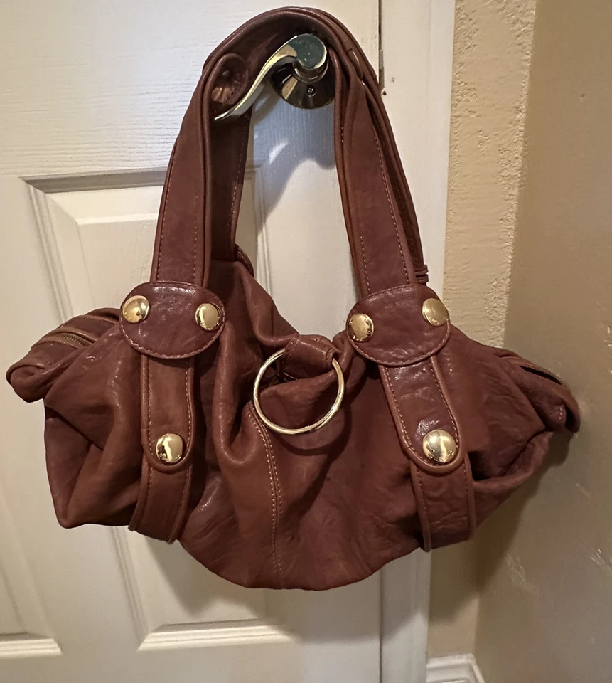 Bolso de Mano Gustto Grande de Cuero Baca en Caramelo Tostado con Herrajes Dorados Foto 2 de 4