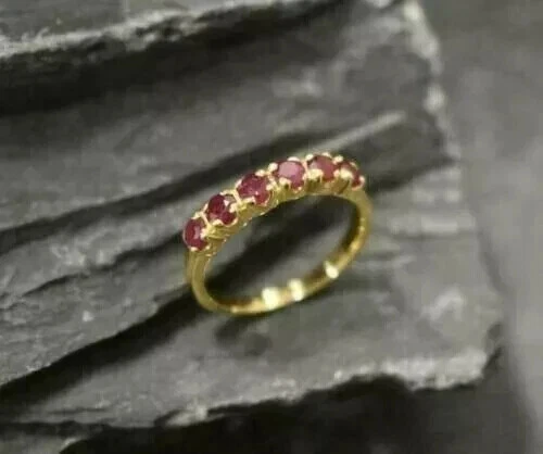 Anillo de boda de rubí rojo creado en laboratorio de corte redondo de 1,20 quilates enchapado en oro amarillo de 14 quilates Foto 2 de 4