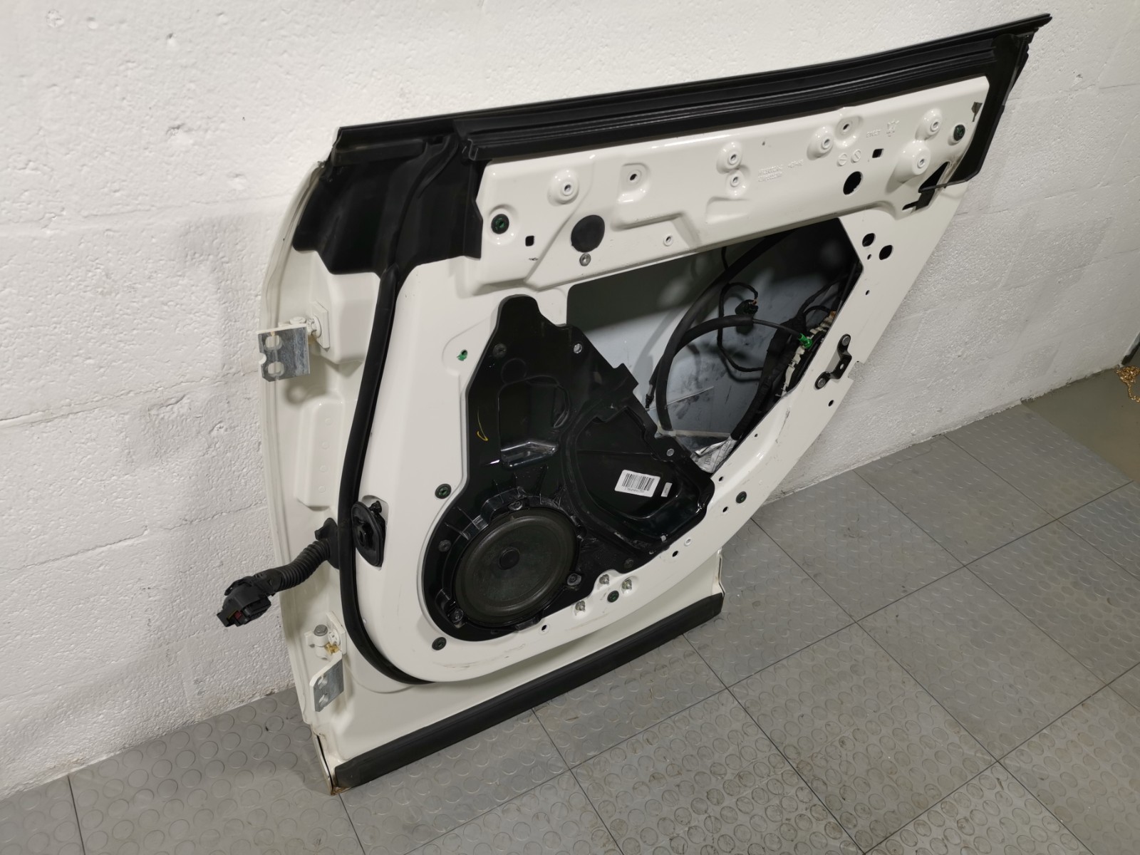 Maserati Levante 2018 AWD AUTO 3.0L Rear Right Door Shell White Color HP29052A-2