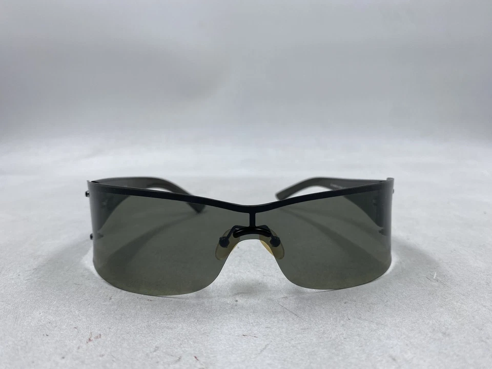 Gafas de sol Gucci negras con escudo para mujer Foto 2 de 4