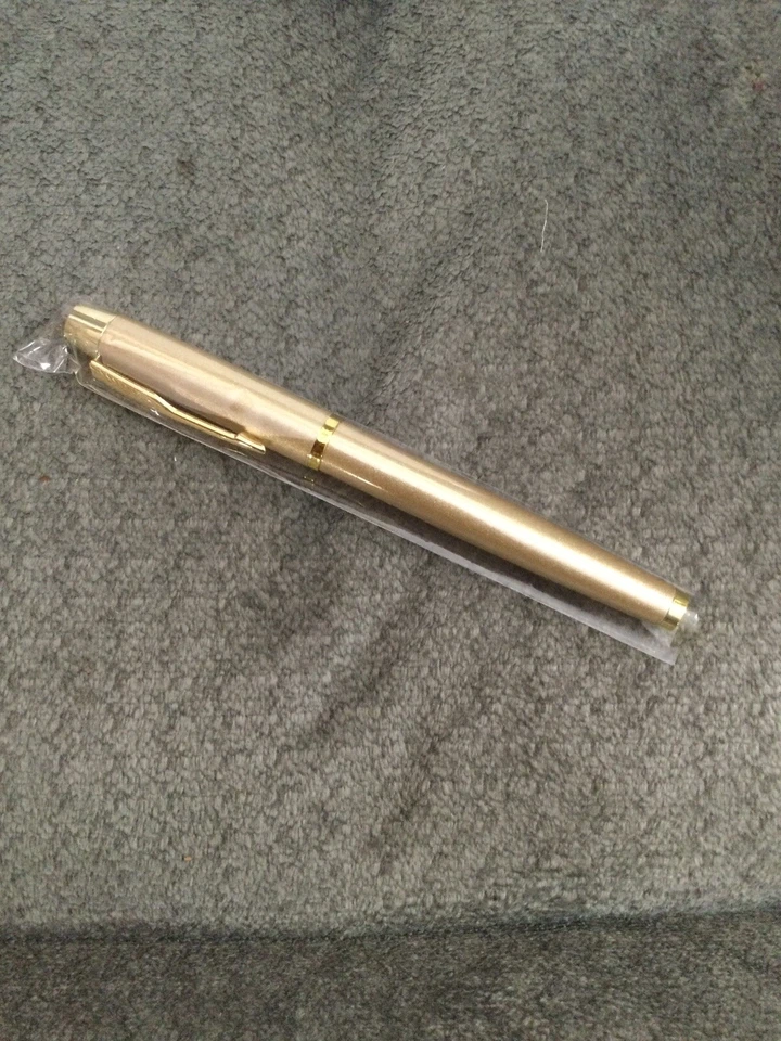 Nuevo elegante libro de invitados de boda, flores blancas y doradas con bolígrafo y libro de votos a juego Foto 4 de 4