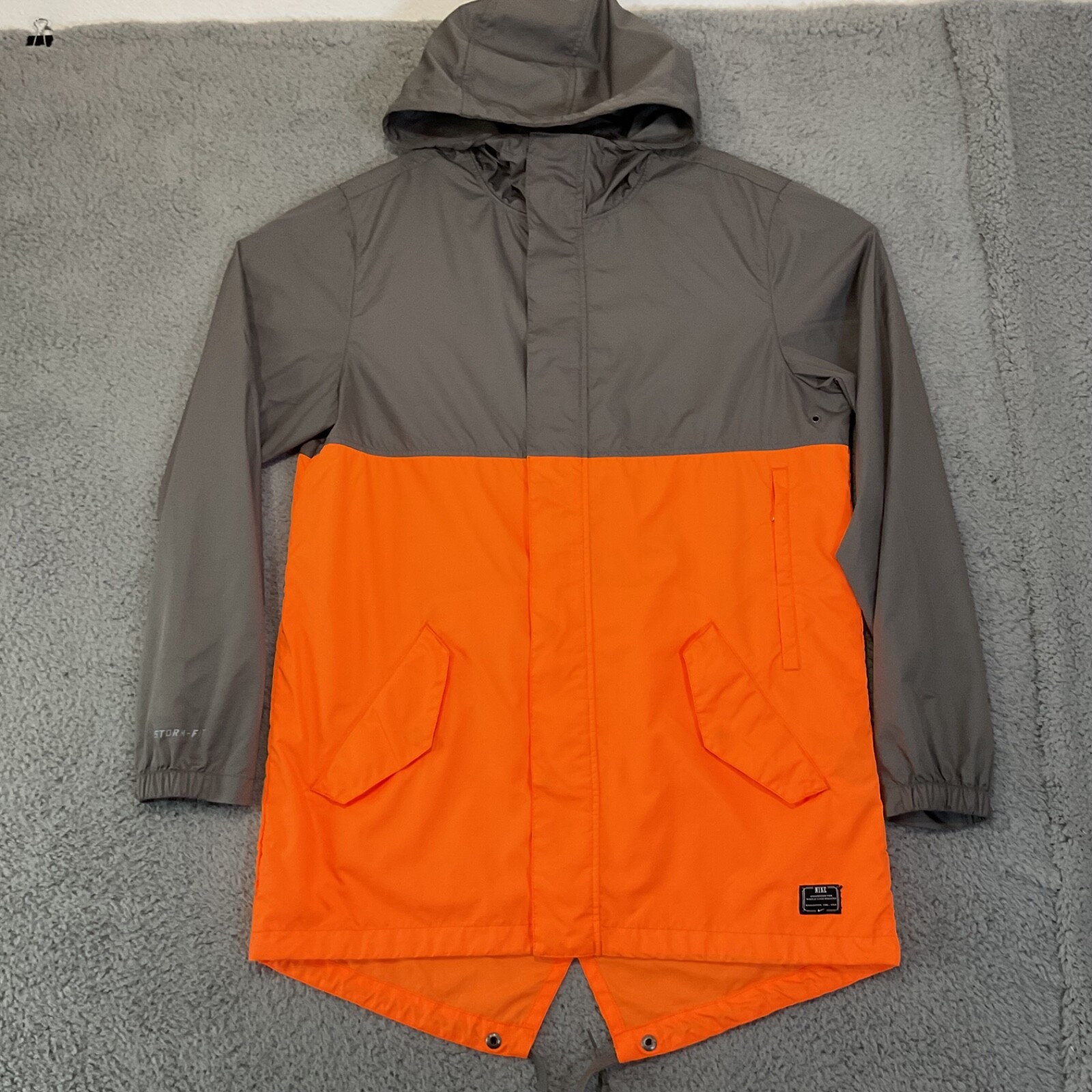 SACAI X NIKE Giacca Nike uomo M Storm Fit giacca a vento full zip con cappuccio atleta grigio arancione