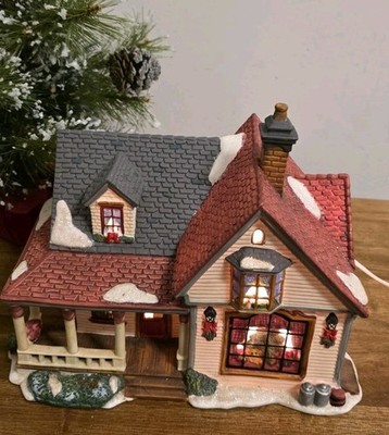 2004 Christmas Village House Wrap Around Porch, Window Scene Excellent 