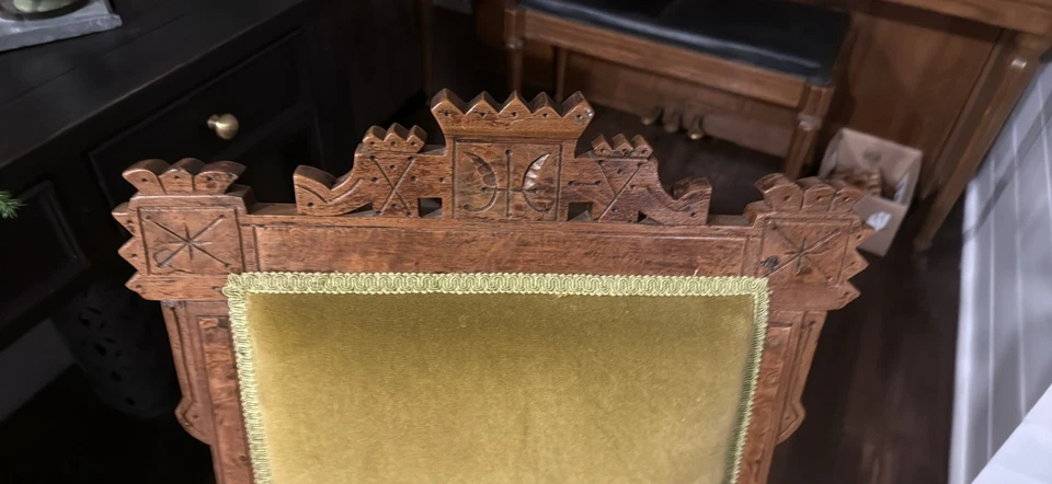 Mecedora Eastlake de madera antigua con cojín verde Foto 3 de 4