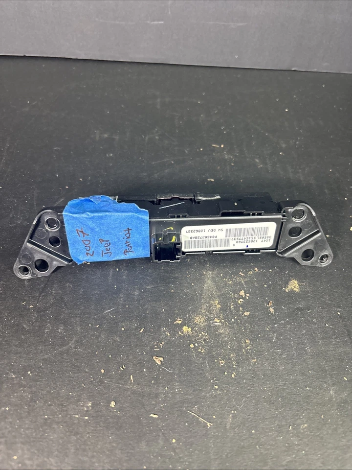 Jeep Patriot 2007 interruptor de luz de peligro OEM usado pieza negra Foto 2 de 4