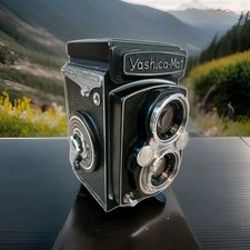 Yashica Mat Medium Format TLR Camera with 80mm F/3.5 Yashinon Lenses VERY NICE