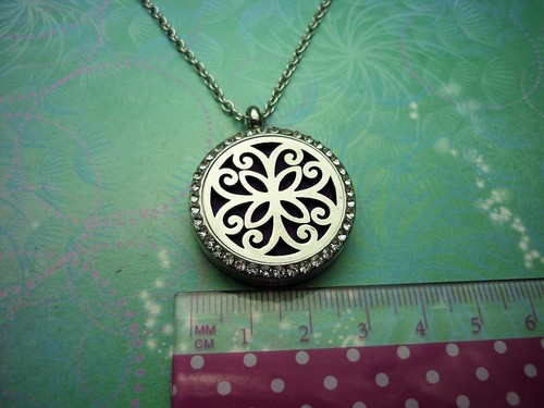 Aromatherapy Locket - Sparkling Flower - Stainless Steel - Perfume Locket - Picture 2 of 6