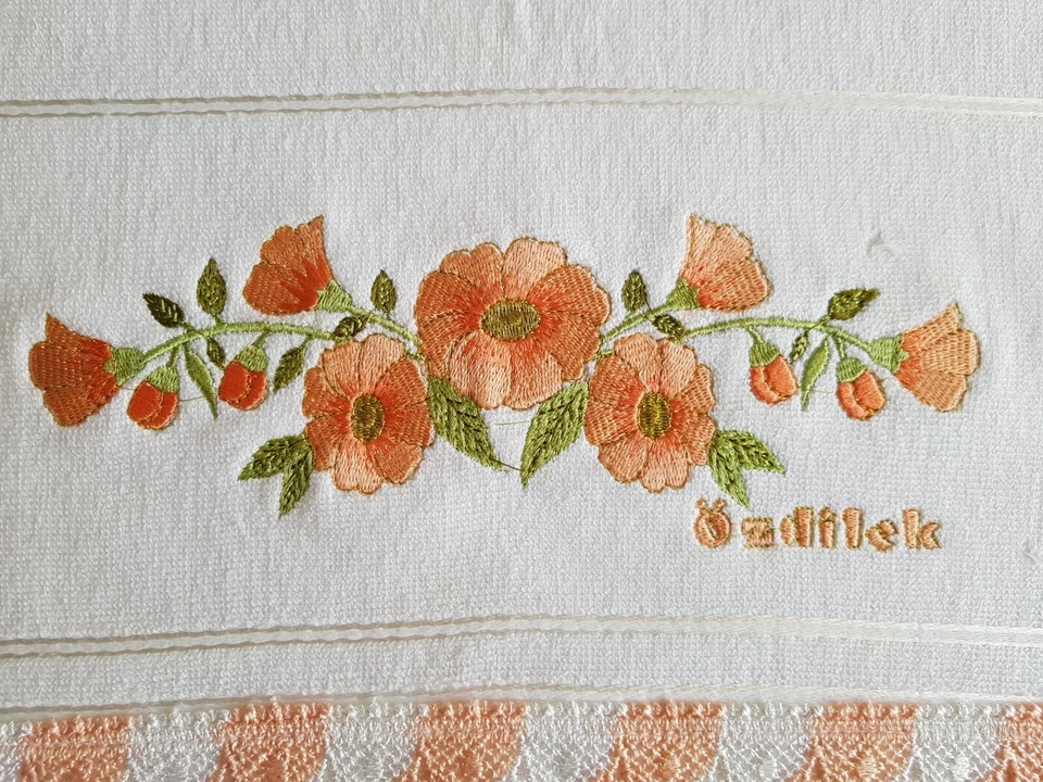 Serviette de toilette coton brodé fleurs, guipure blanc corail saumon. Ozdilek - Photo 3/4