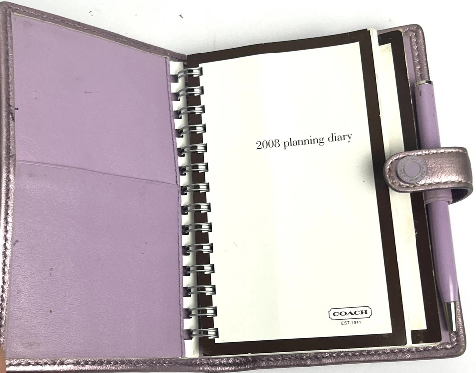 Coach Organizador Planificador Cuero Lavanda Púrpura Dirección Pluma Logo Metálico Y2K Foto 4 de 4