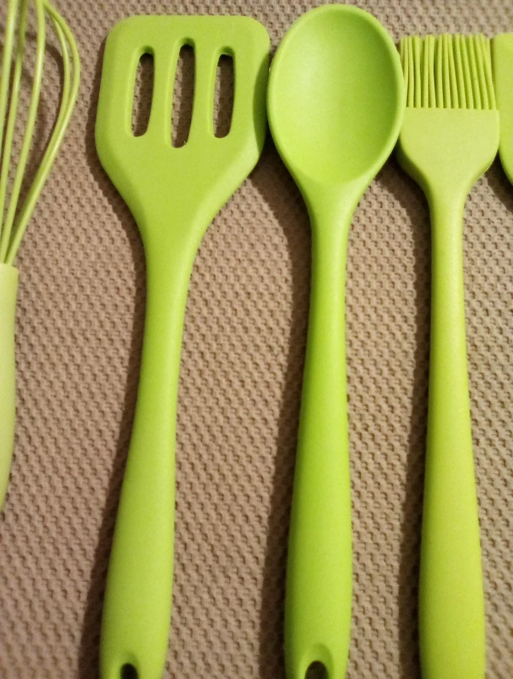 Batidor, espátula, cuchara y más de utensilios de cocina verde lima de silicona sin marca 6 piezas Foto 3 de 4