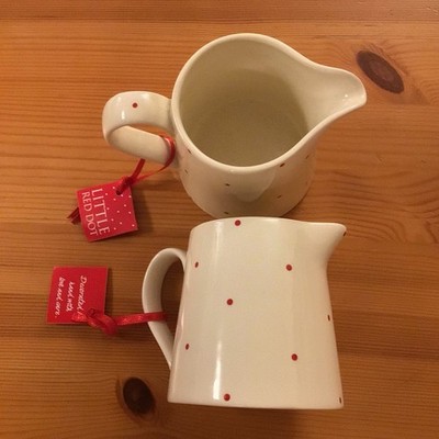 Nagelneu; Fairmont & Main, Paar handbemalte, kleine rote Punkte Milchkännchen / Krüge