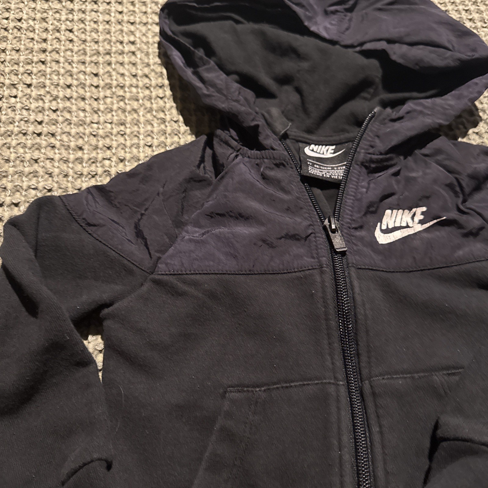 SACAI X NIKE Giacca Nike in pile nylon con cappuccio nera tasche taglia 2 bambino