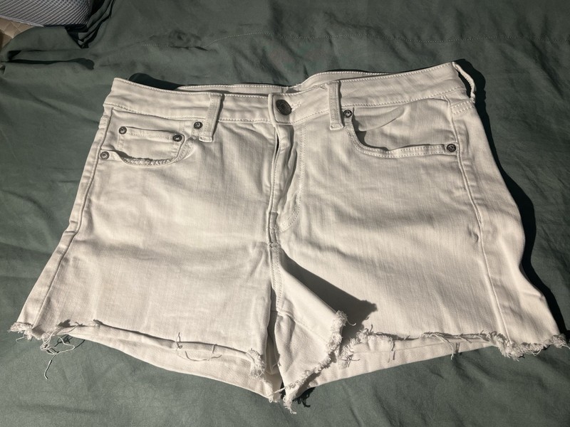 American Eagle Super Stretch AEO white Distressed Shorts Size 14