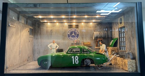 Mercedes-Benz 300SL W194 #18 (CMC) - Garage Diorama with lights (1/18 scale) - 第 1/6 張圖片