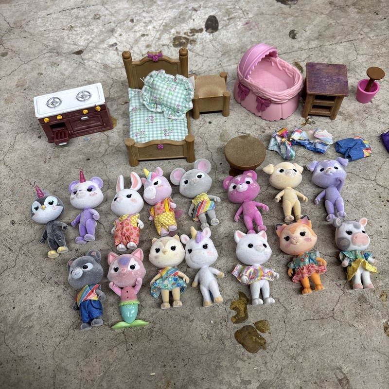 Honey Bee Acres CloverBerry Cow Family Calico Critters Harvest Festival Mini Set