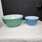 set of two vintage Pyrex mixing bowls very good condition