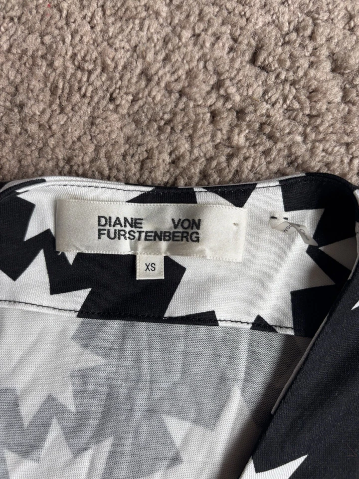 Vestido Diane von Furstenberg 'Julian' Seda Blanco y Negro Estrella Envolvente Talla XS Foto 2 de 4