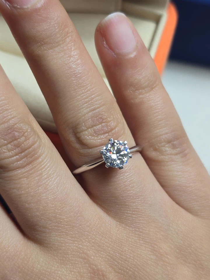 Anillo de compromiso solitario moissanita redondo de 2 quilates de oro blanco macizo de 14 k talla 6 Foto 4 de 4