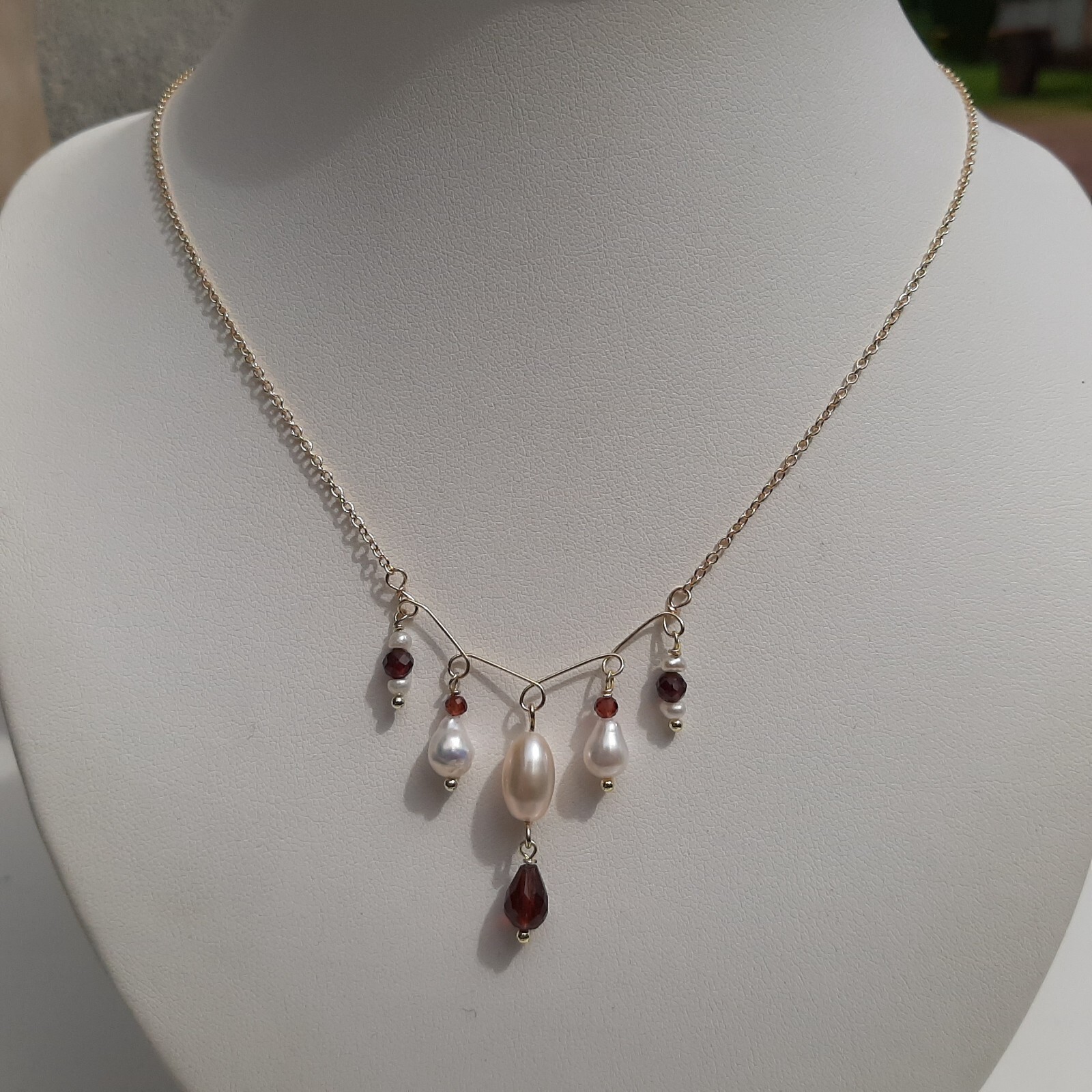 Collier grenat et perles de culture en or filled 14k, un bijou d'exception raffiné