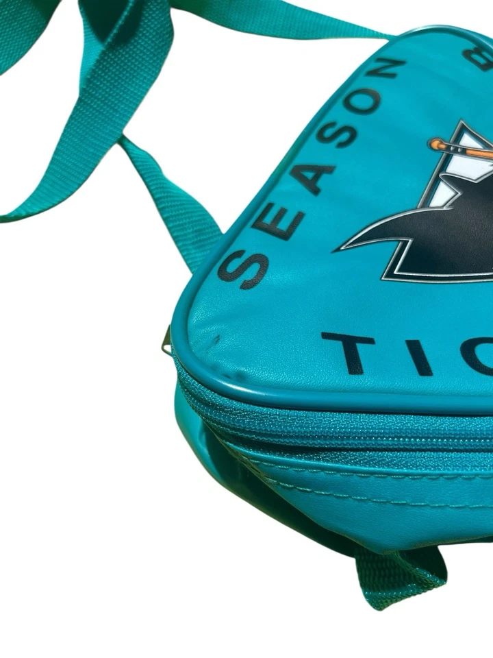 Bolsa de almuerzo aislada triángulo con aislamiento de la NHL con soporte para boleto de temporada de tiburones de San José de colección de los 90 Foto 3 de 4