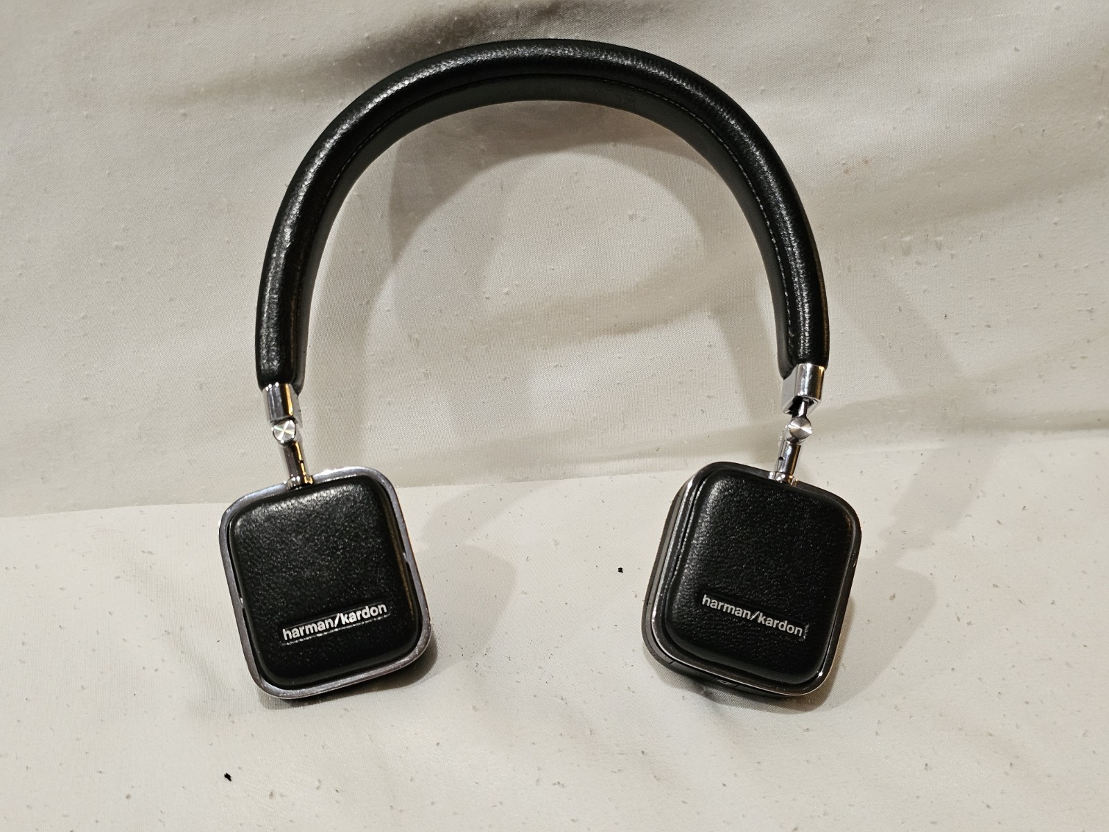 Harmon Kardon Soho Wireless Headphones Leather Black Chrome 