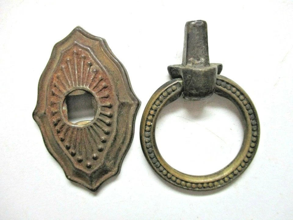 Anel pequeno 1900s envelhecido folheado a latão escuro alça de puxar e placa traseira 1 antigo - Imagem 3 de 4