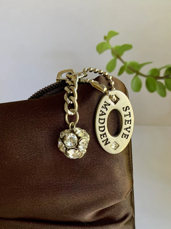 Steve Madden Sedoso Chocolate Marrón Lazo Bolso sin asas Cartera Logo Medallón Elegante Foto 2 de 4