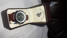 EE. UU. POLO ASSN. RELOJ, MOVIMIENTO ACOUTIME WATCH CO. JAPÓN, PARTE TRASERA ACERO INOXIDABLE