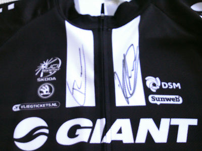 Autographs on jersey XXL (in Asia 3XL) by Team GIANT Alpecin Simon Geschke and others