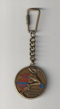 PORTE CLES METAL publicitaire COURIR AVEC CARREFOUR BASSENS LA RAVOIRE en 1986