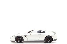 AUTOart 1:18 Nissan GT-R (R35) in White Pearl / Matte Black Wheels (No Box)