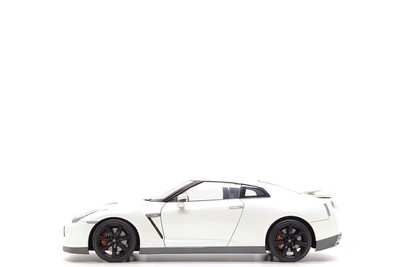 AUTOart 1:18 Nissan GT-R (R35) in White Pearl / Matte Black Wheels (No Box)