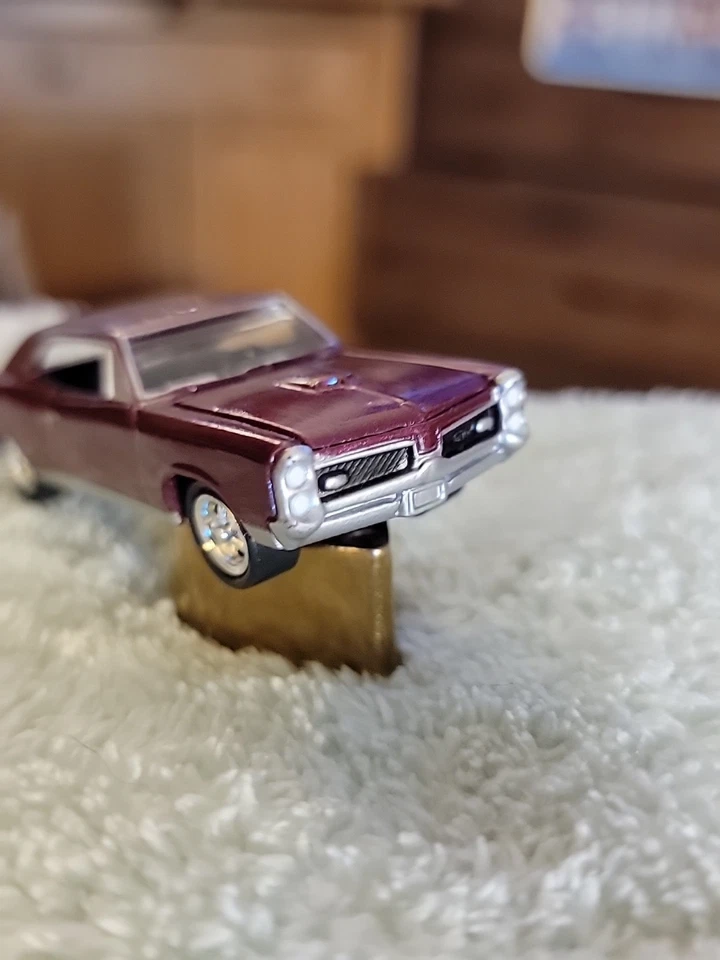 Pontiac GTO 1967 púrpura profundo Johnny Lightning de colección raro, mantis tocando, ¡en muy buena condición! Foto 4 de 4
