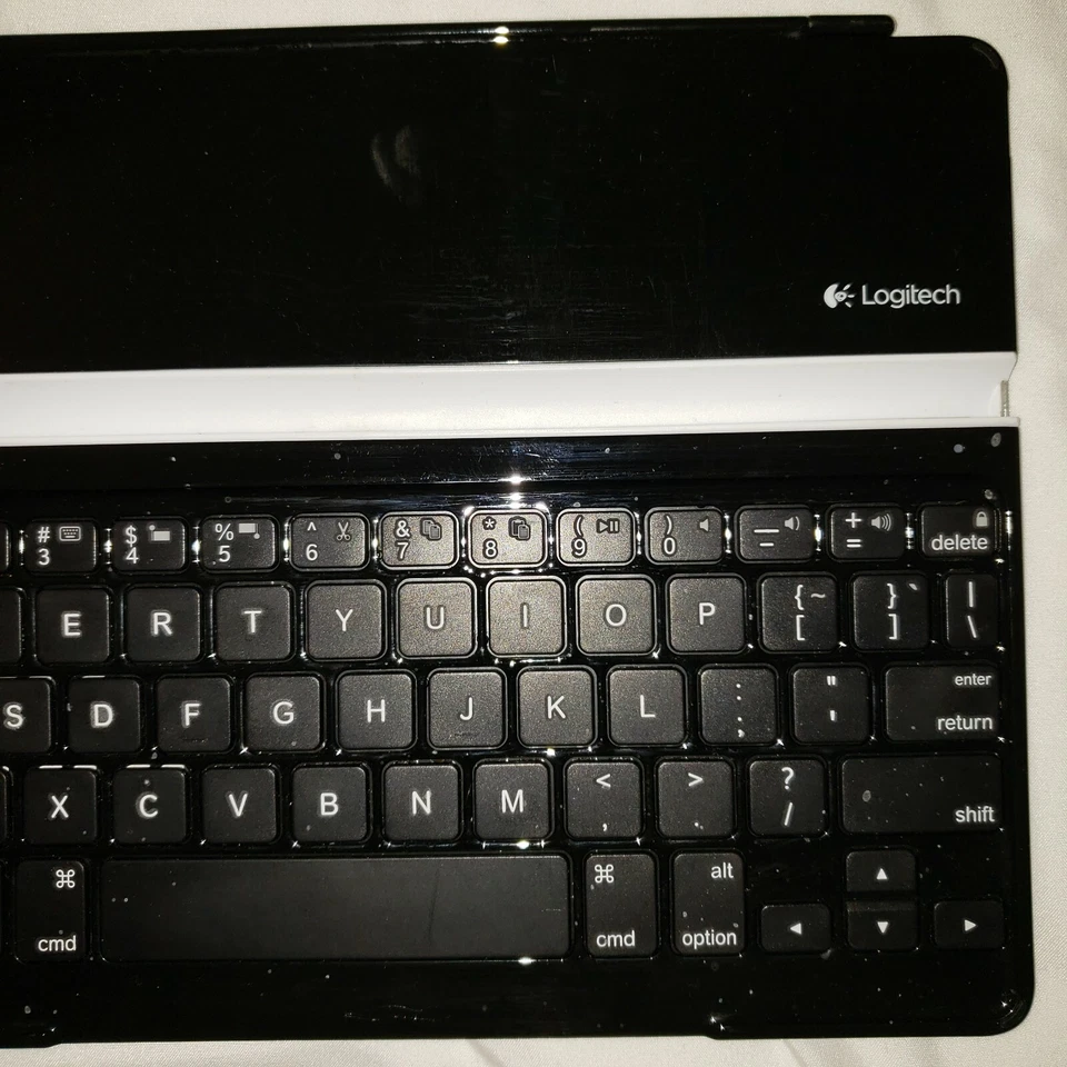 Funda Teclado Ultradelgada Logitech para iPad2 y iPad 3ª Generación Foto 2 de 4