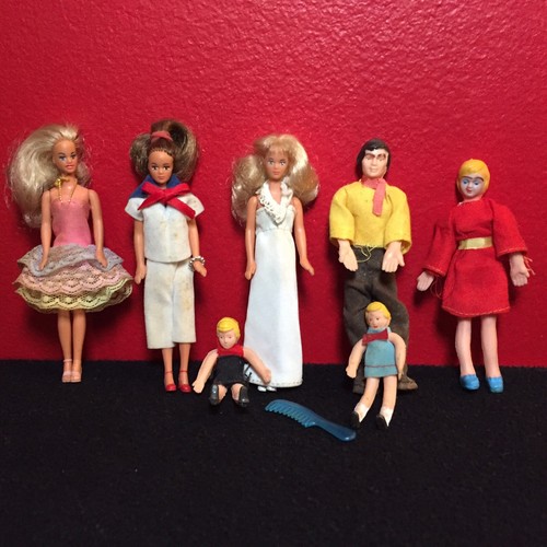 kenner-cpg-1981-glamour-gals-mini-barbie-dolls-woriginal-outfits-comb