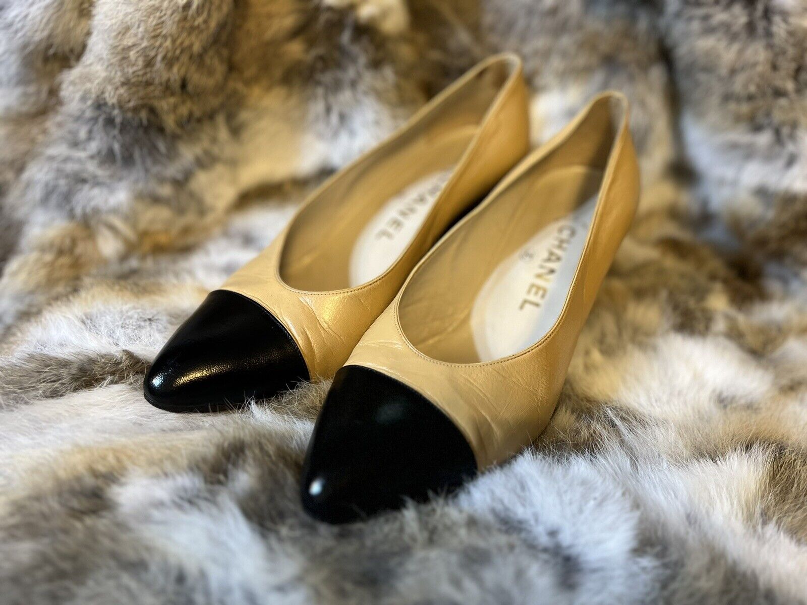 Vintage CHANEL beige and black leather shoes, classic pumps. EU 36