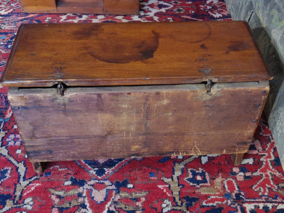 Mini cofre antiguo holandés americano temprano de Pensilvania siglo XVIII tulipanes Foto 3 de 4