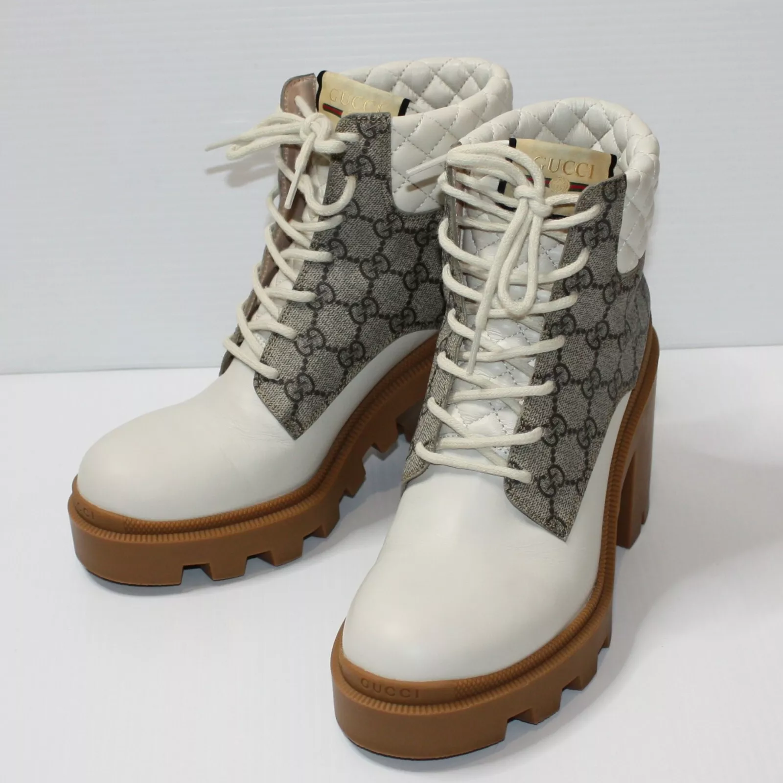 Chaussures Gucci Trip Combat Boot GG Supreme en blanc mystique beige taille EU 40 / US 10